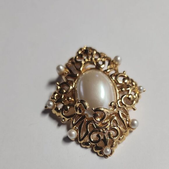 Elegant Goldtone and Faux Pearl Brooch - Picture 1 of 3
